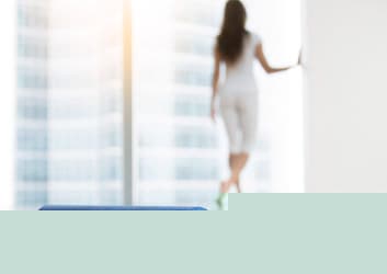 Frau schaut nach dem Training aus dem Fenster