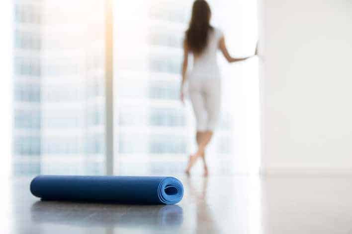 Frau schaut nach dem Training aus dem Fenster