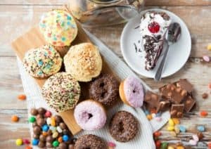 Ein Tisch voller zuckerhaltiger Süßigkeiten.