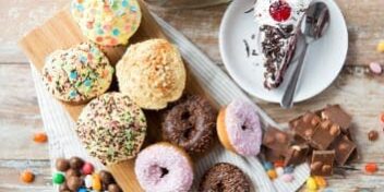 Ein Tisch voller zuckerhaltiger Süßigkeiten.