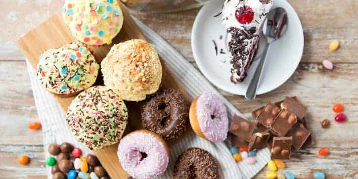 Ein Tisch voller zuckerhaltiger Süßigkeiten.