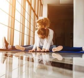 Alleinerziehene Mutter macht Sport mit ihrem Kind