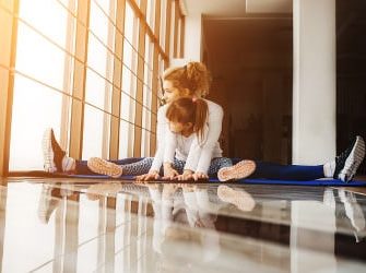 Alleinerziehene Mutter macht Sport mit ihrem Kind