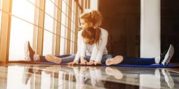 Alleinerziehene Mutter macht Sport mit ihrem Kind