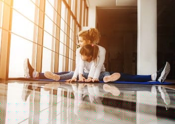 Alleinerziehene Mutter macht Sport mit ihrem Kind