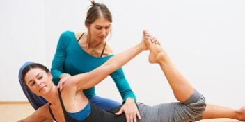 anja-pilates_353 Zwei Frauen beim Ausführen einer Pilates-Übung