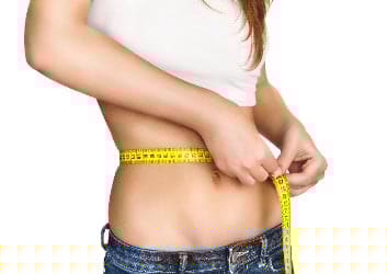 Frau misst Fett am Bauch