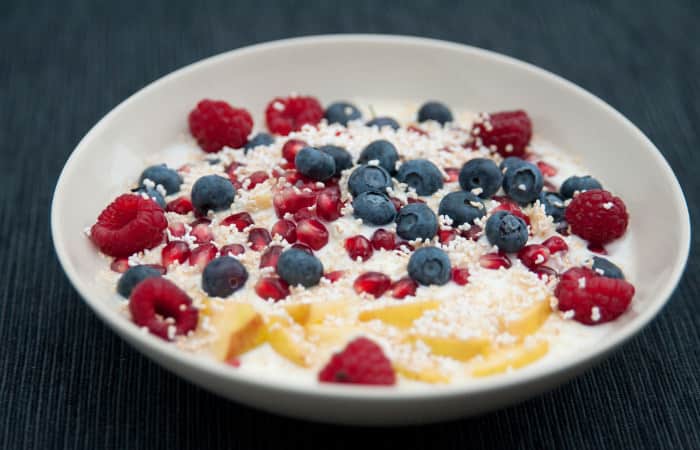 Müsli mit Amaranth, frischen Beeren und Kokos