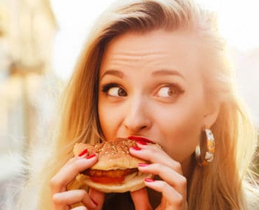 Burger essen: emotionaler Hunger