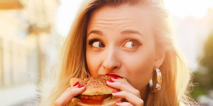 Burger essen: emotionaler Hunger