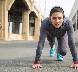 Fokussierte Athletin macht die Kraft Ausdauer Übung Mountain Climber