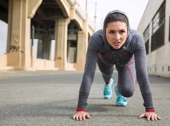 Fokussierte Athletin macht die Kraft Ausdauer Übung Mountain Climber