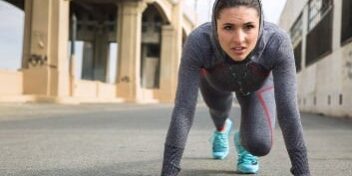 cardio kraft Fokussierte Athletin macht die Kraft Ausdauer Übung Mountain Climber