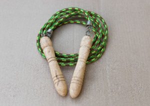 Springseil auf dem Fußboden für Cardio Training Zuhause