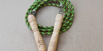 Springseil auf dem Fußboden für Cardio Training Zuhause