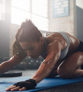 Junge, athletische Frau macht Yoga für Sportler - die Haltung des Kindes