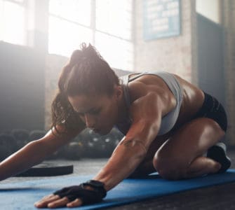 Junge, athletische Frau macht Yoga für Sportler - die Haltung des Kindes