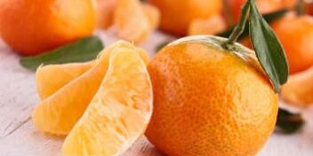 Gepflückte und geschälte Clementinen auf einem Tisch