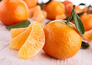 Gepflückte und geschälte Clementinen auf einem Tisch
