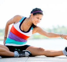 Diese Frau dehnt sich nach dem Sport, um Dysbalancen vorzubeugen.