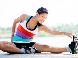 Diese Frau dehnt sich nach dem Sport, um Dysbalancen vorzubeugen.