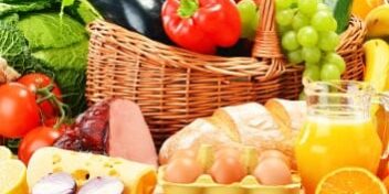 energiebedarf kalorien Energiebedarf an Lebensmitteln: Essen für einen Tag im Überblick