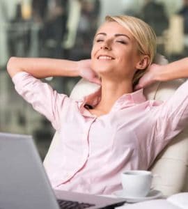 Frau am Laptop gönnt sich einen Moment der Entspannung