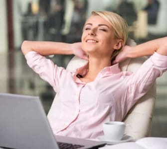 Frau am Laptop gönnt sich einen Moment der Entspannung