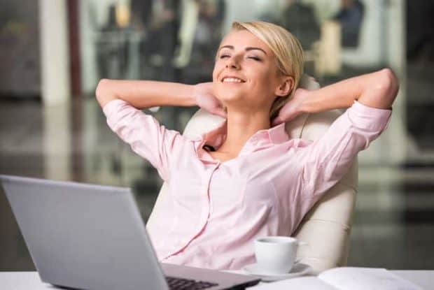 Frau am Laptop gönnt sich einen Moment der Entspannung