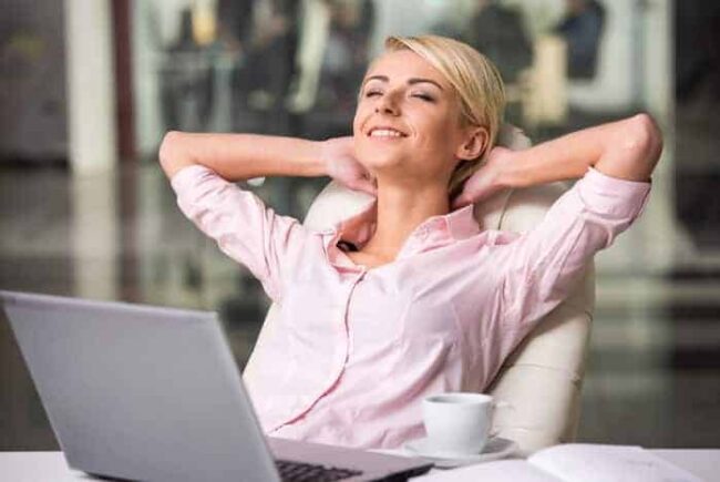 entspannung-im-buero Frau am Laptop gönnt sich einen Moment der Entspannung