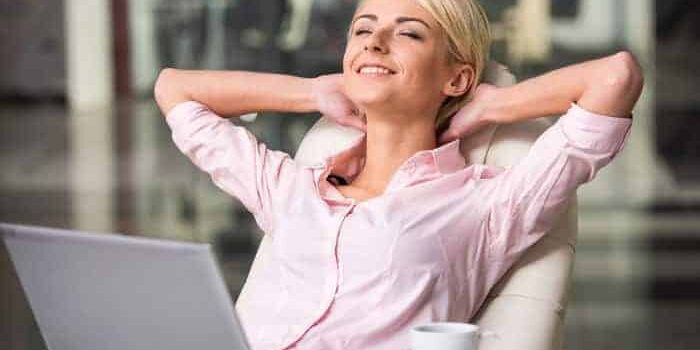 entspannung-im-buero Frau am Laptop gönnt sich einen Moment der Entspannung