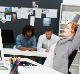 Frau entspannt sich im Büro
