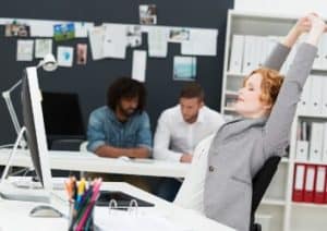 Frau entspannt sich im Büro