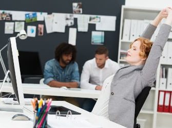 Frau entspannt sich im Büro