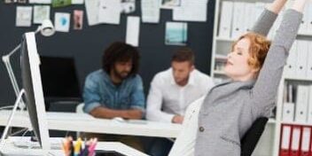 entspannung_büro Frau entspannt sich im Büro