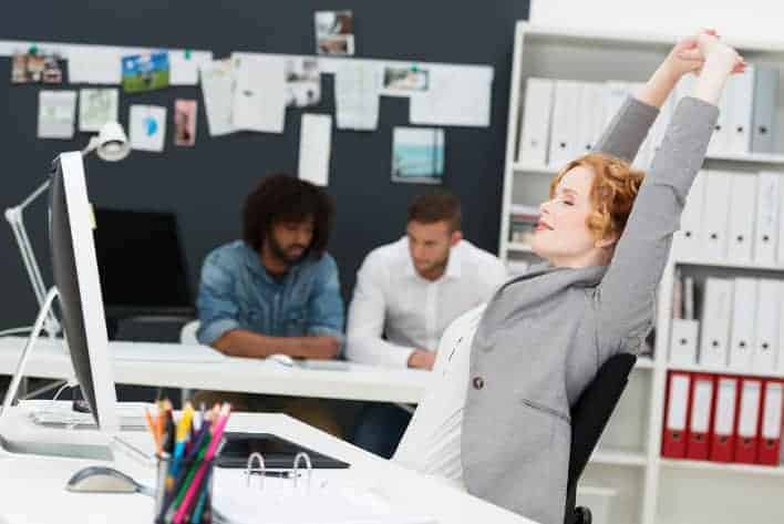 Frau entspannt sich im Büro