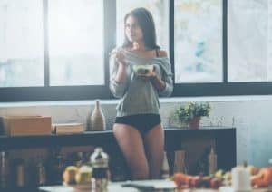 Frau in der Küche denkt nach