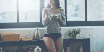 Frau in der Küche denkt nach