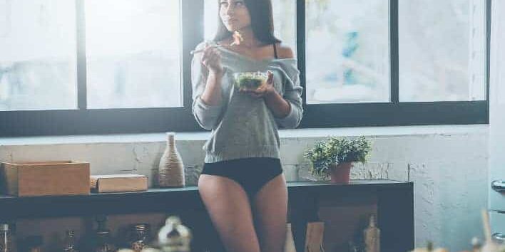 ernährungsprogramm quiz_fullsize Frau in der Küche denkt nach