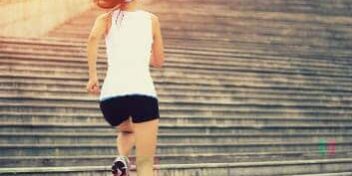 Sportlerin nimmt die Treppe