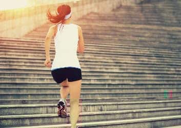 Sportlerin nimmt die Treppe