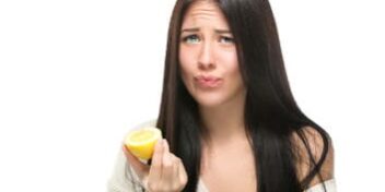 frau-beisst-zitrone_353
