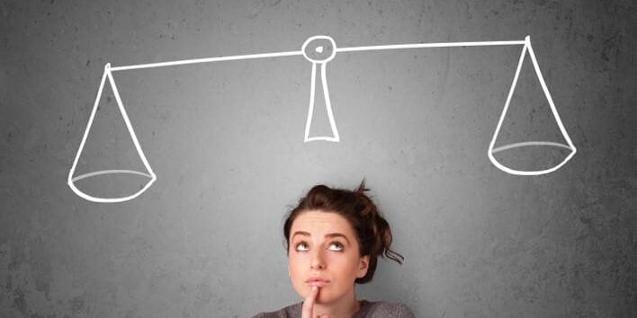 frau denkt nach abnehmen Nachdenkliche Frau mit Waage über dem Kopf an eine Tafel gemalt