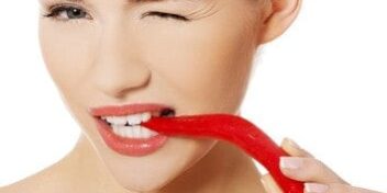 frau-mit-chili Frau mit Chilischote: Natürliche Antibiotika in Lebensmitteln