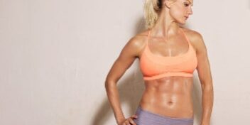 Frau mit definierten Muskeln