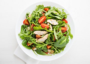 Frühlingssalat mit Spinat, Rucola und Hähnchenstreifen