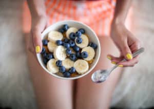 Schüssel mit gesundem Frühstück.