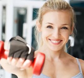 functional training: Frau mit Hantel