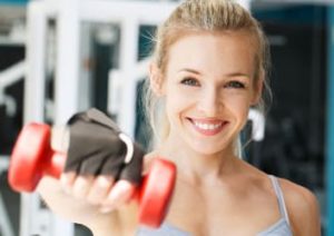 functional training: Frau mit Hantel