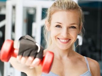 functional training: Frau mit Hantel